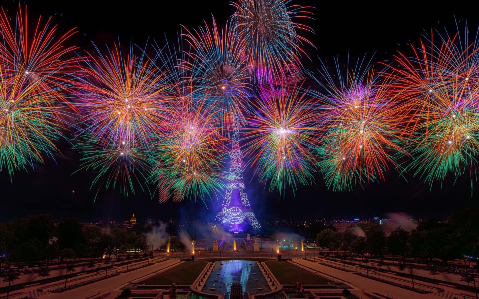 Photo of the fireworks display at the Eiffel Tower