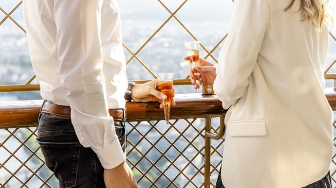 Visit with a glass of champagne